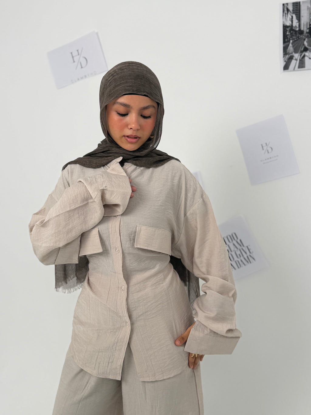 Beige linen signature